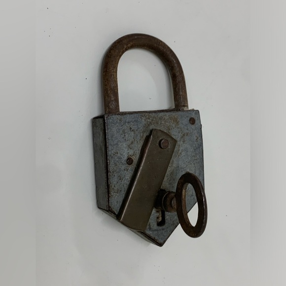 Vintage Angular Metal Heavy Duty Functional Padlock w/ Key - Picture 14 of 16
